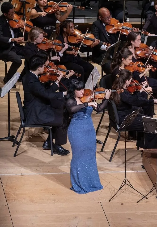 Yilian Concepción performing as a violin soloist with orchestra