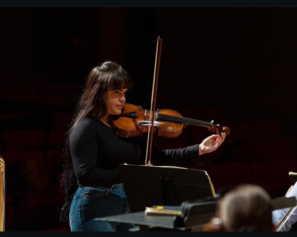Yilian Concepción tuning the orchestra before a performance